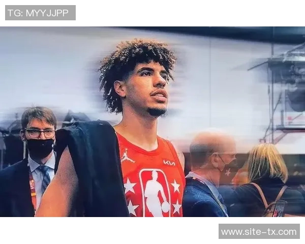 拉梅洛鲍尔表现出色13投8中三分4中8砍下20分助攻6次正负值高达27